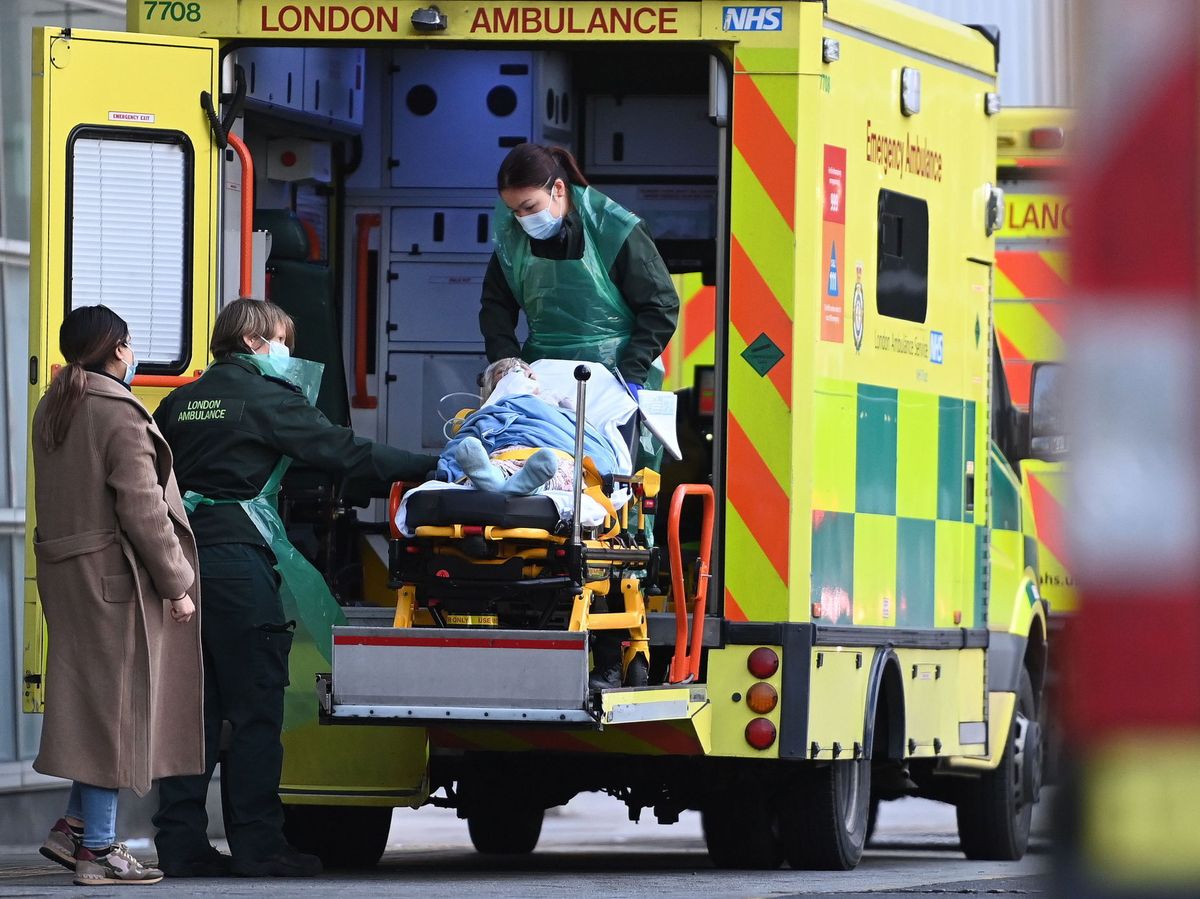 Foto: El personal sanitario atiende a un paciente de coronavirus en un hospital de Londres. (EFE) 
