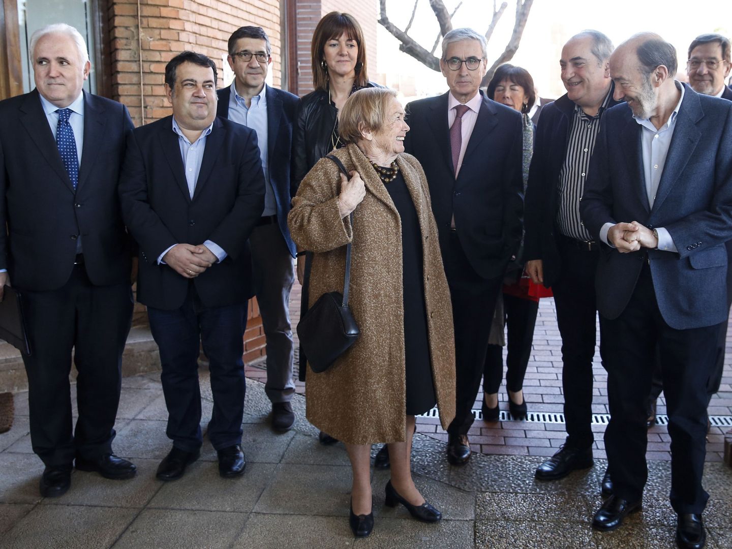 El exsecretario general del PSOE Alfredo Pérez Rubalcaba (d) conversa con María Teresa Castells (EFE)