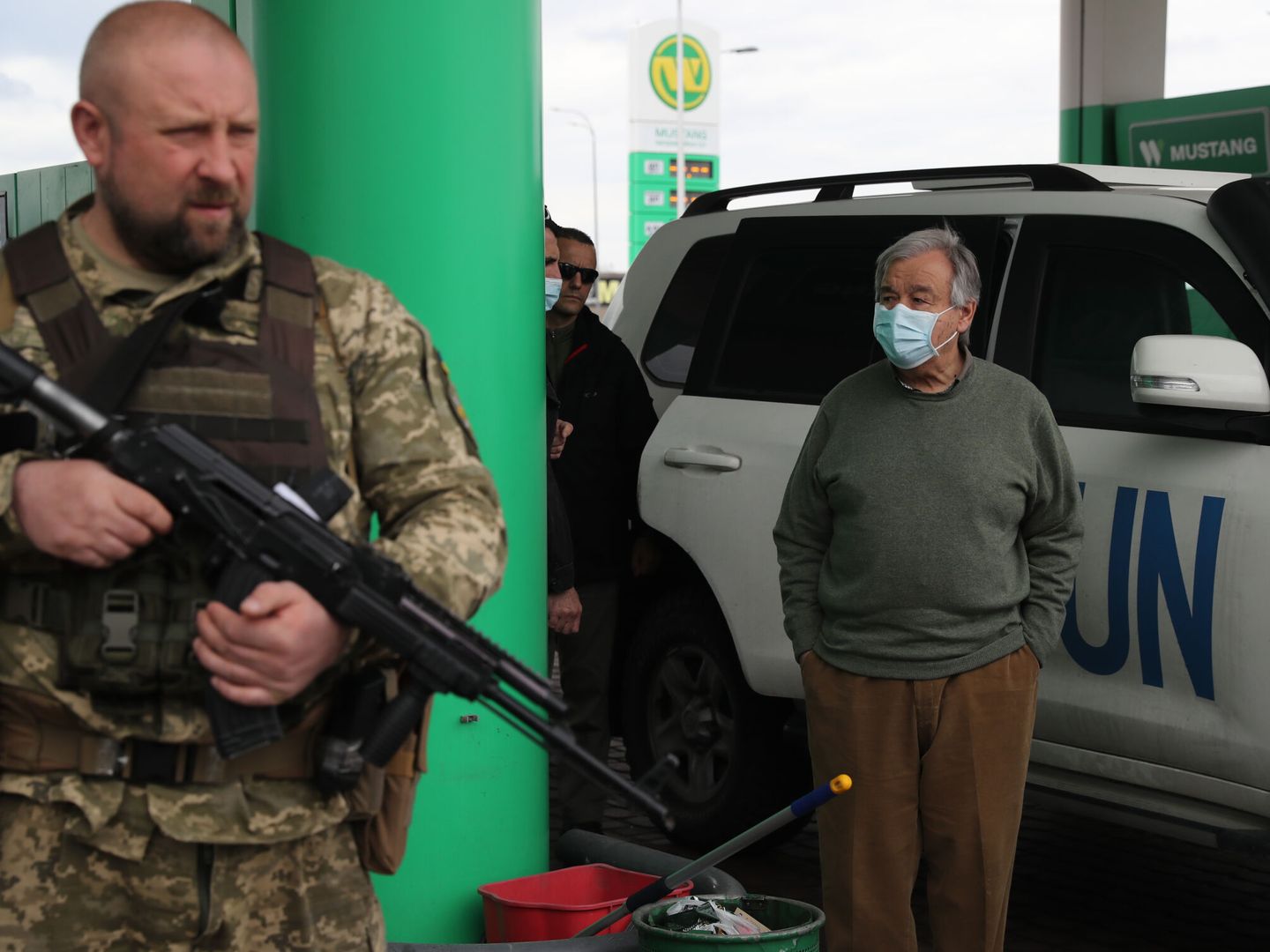 El secretario general de la ONU, António Guterres (d), durante una parada de su comitiva en una gasolinera de Uman, en Cherkasy, a 210 kilómetros de Kiev. (EFE/ Miguel Gutiérrez) 