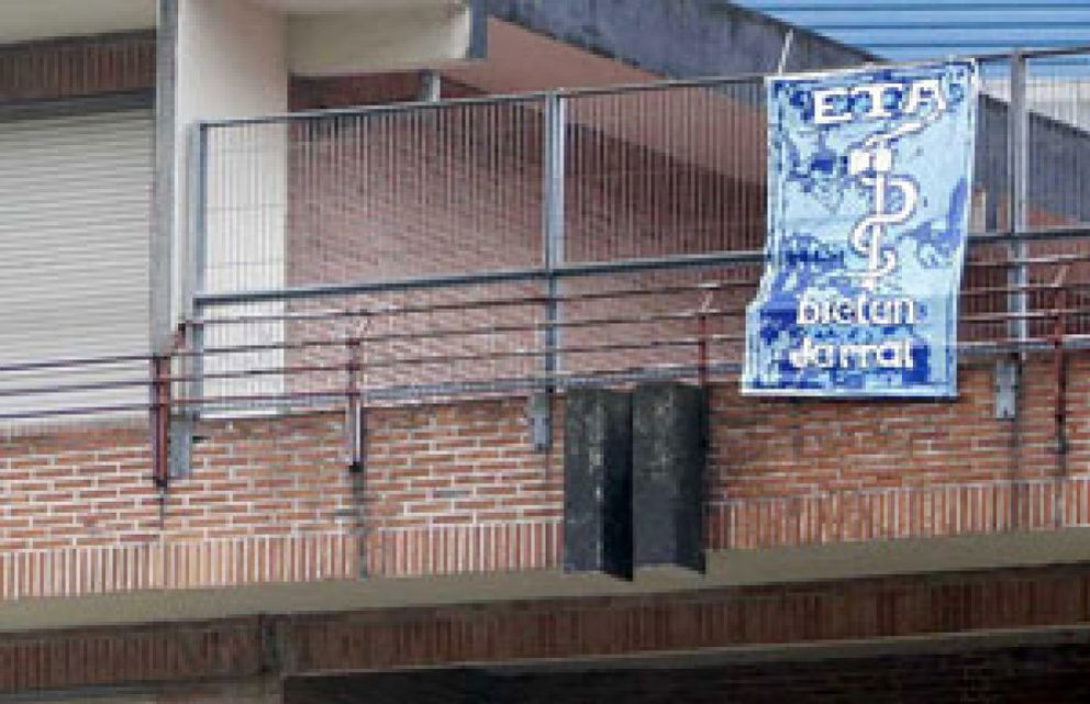 Foto: Un detenido por golpear a unos ertzainas por un cartel colocado en Villabona