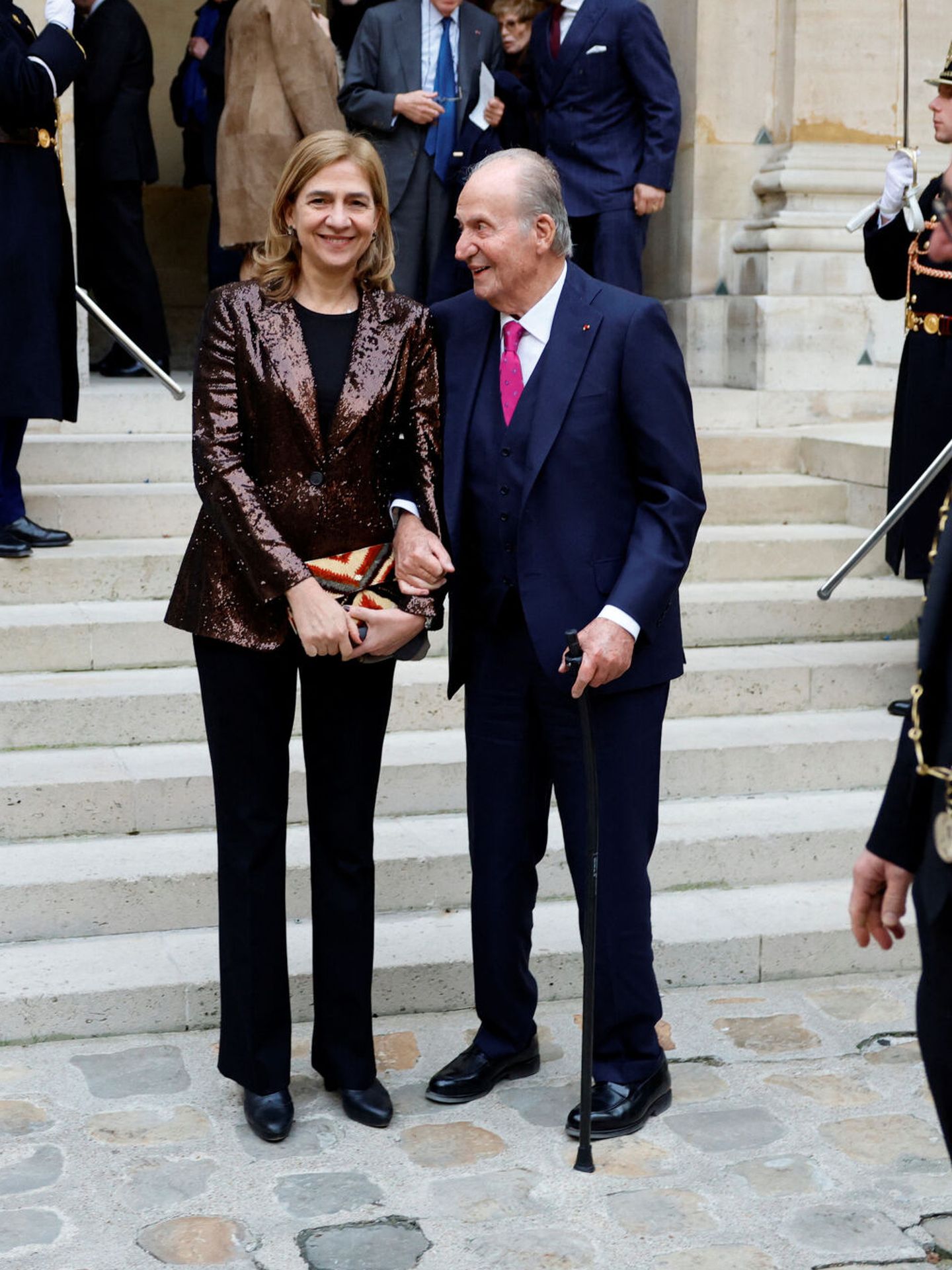 El rey emérito Juan Carlos y la infanta Cristina, en París para el ingreso de Mario Vargas Llosa en la Academia Francesa. (Reuters/Sarah Meyssonnier)