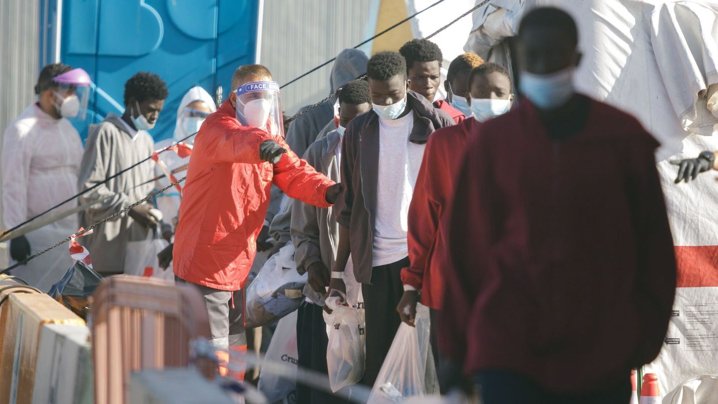 Un cayuco con 118 migrantes de origen subsahariano, entre ellos 12 posibles menores, llegó el pasado viernes al muelle de Los Cristianos, al sur de Tenerife. (EFE)