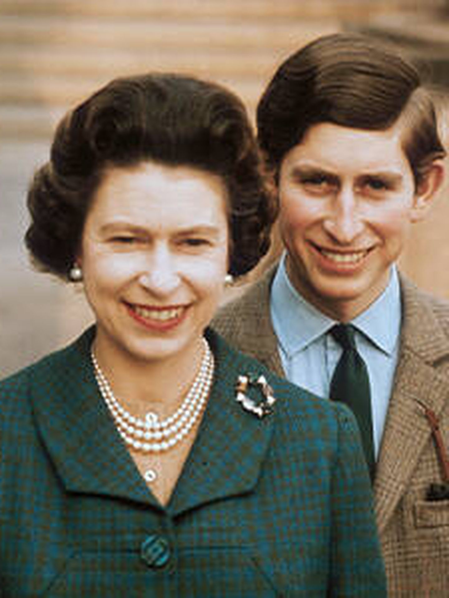 Isabel II y su hijo, el príncipe Carlos. (Getty)