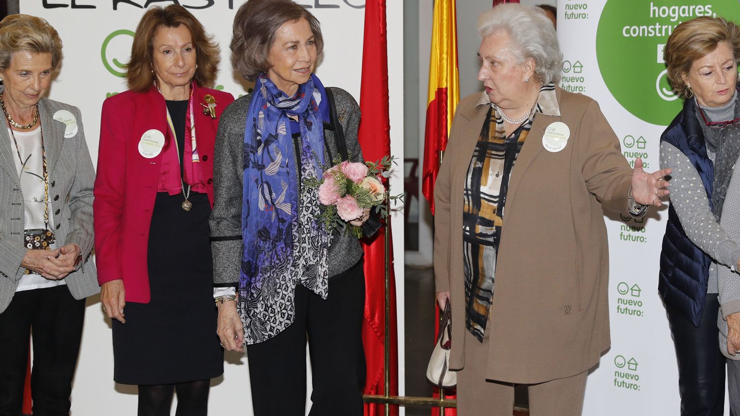 La reina Sofía, junto a la infanta Pilar en Nuevo Futuro. (EFE)