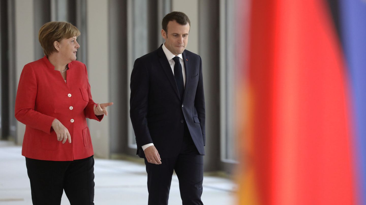 Merkel y el presidente francés Emmanuel Macron en el edificio del Humboldt Forum en Berlín, el 19 de abril de 2018. (Reuters)