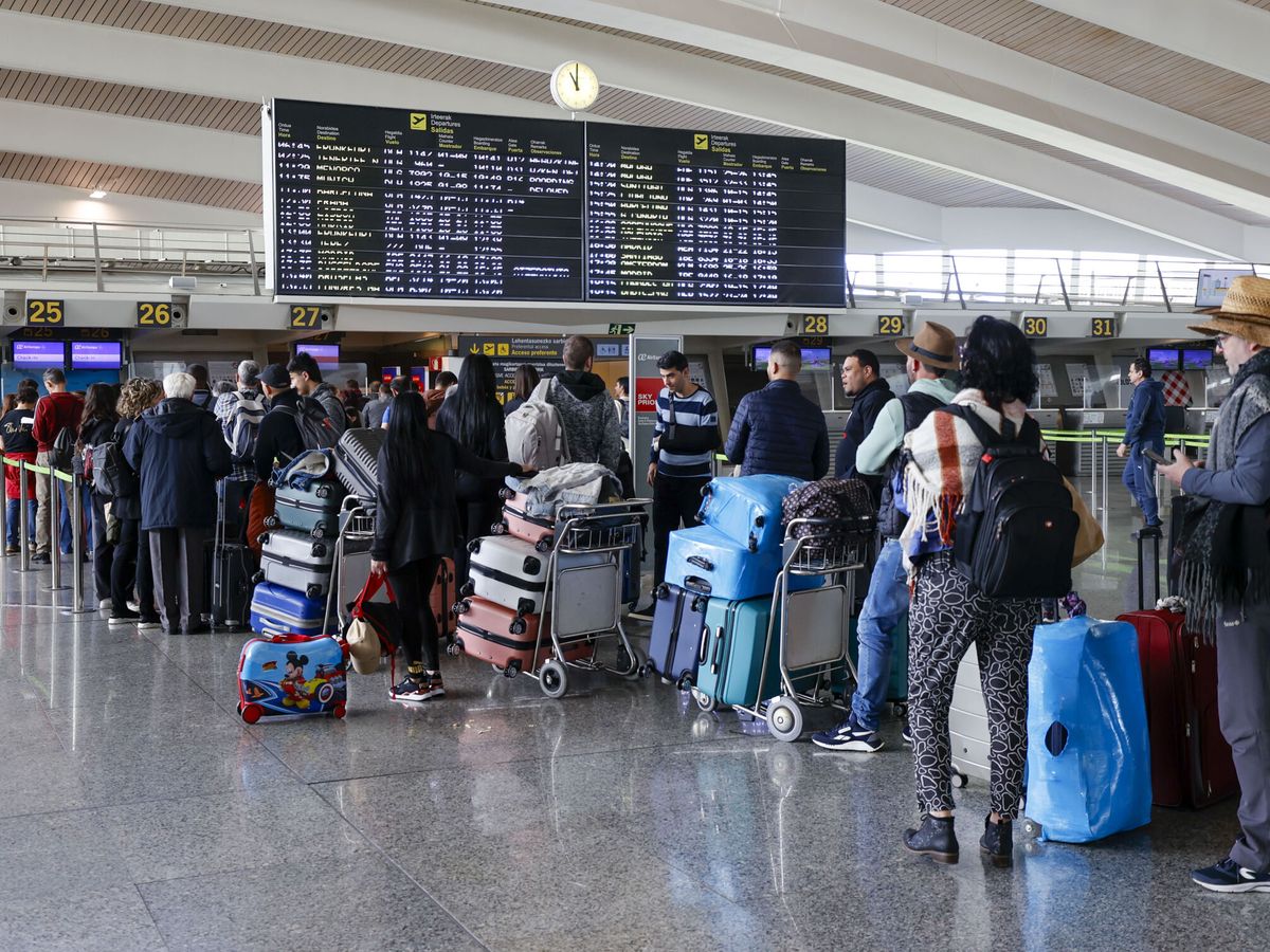 Foto: Viajeros en el aeropuerto de Bilbao. (EFE/Luis Tejido)