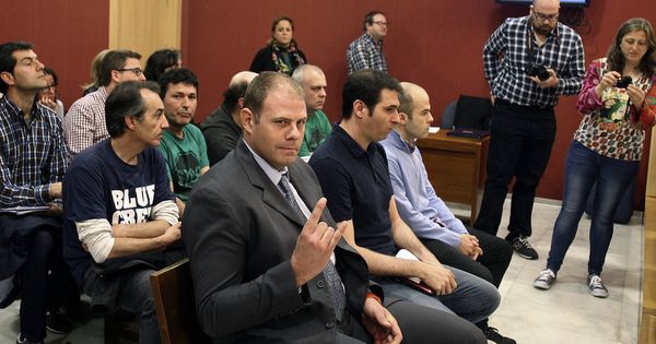 Foto: Los tres acusados de pertenecer a la 'cúpula' de Anonymous en España, durante el juicio celebrado en Gijón en 2016. (Foto: EFE)