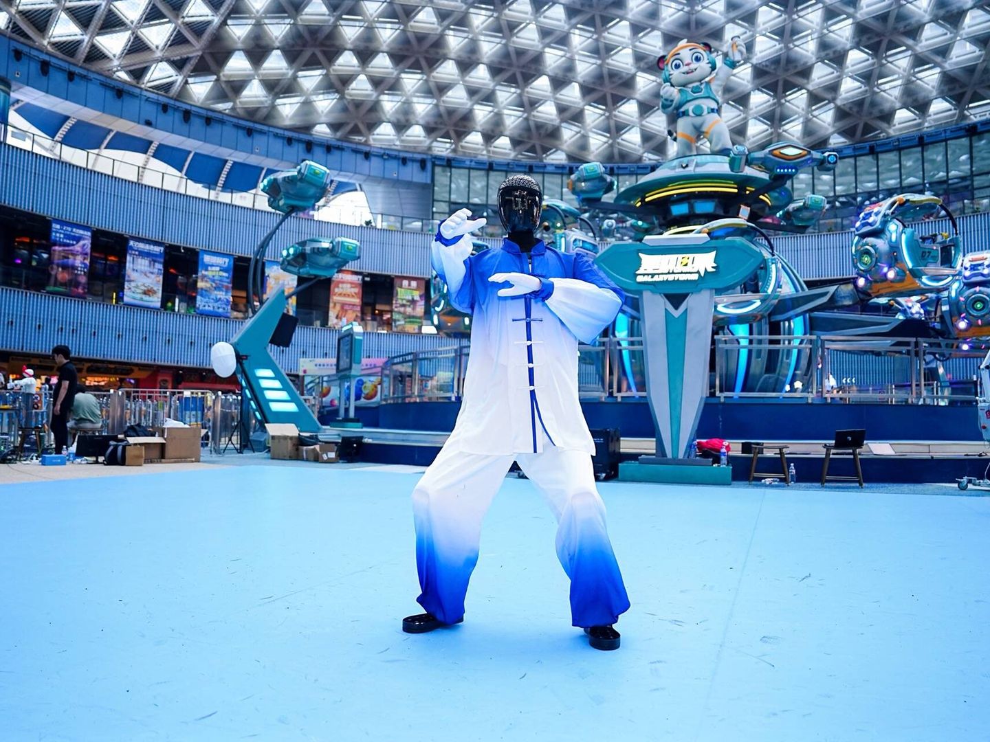Un humanoide robot haciendo tai-chi en el parque. (Cortesía de Agibot/Chimelong)