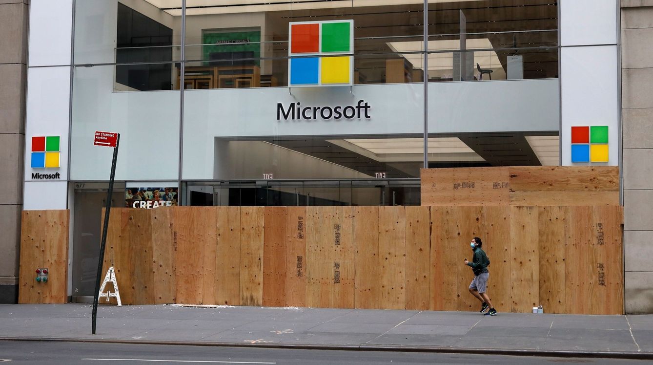 La tienda de Microsoft en la Quinta Avenida de Nueva York levanta una empalizada de protección contra la ola de saqueos y disturbios que vive EEUU. (EFE)