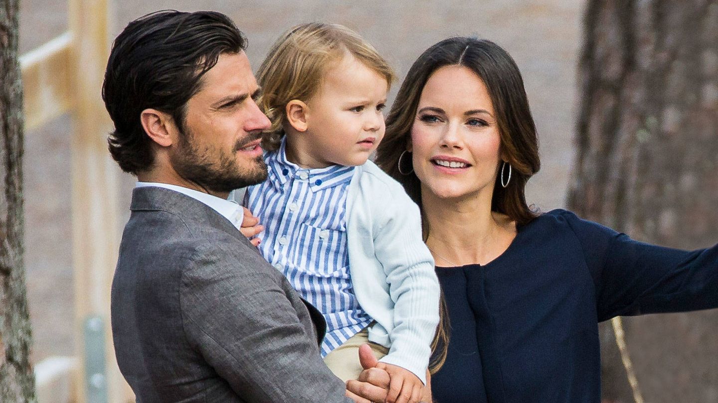 Sofia y Carlos Felipe de Suecia con su hijo Alexander. (Getty)