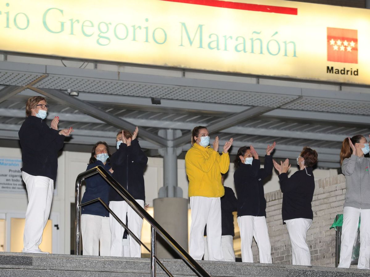 Foto: Personal del Hospital Gregorio Marañón salen al exterior para devolver los aplausos.(EFE)