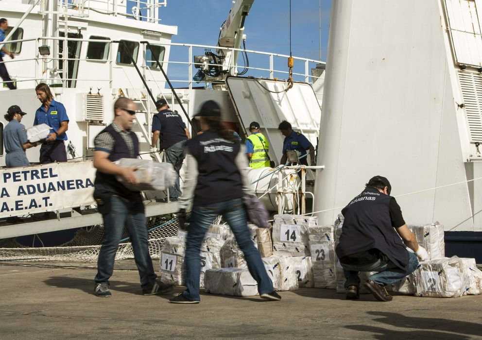Foto: Incautación de un alijo de cocaína que transportaba un barco con bandera de Surinam. (Efe)