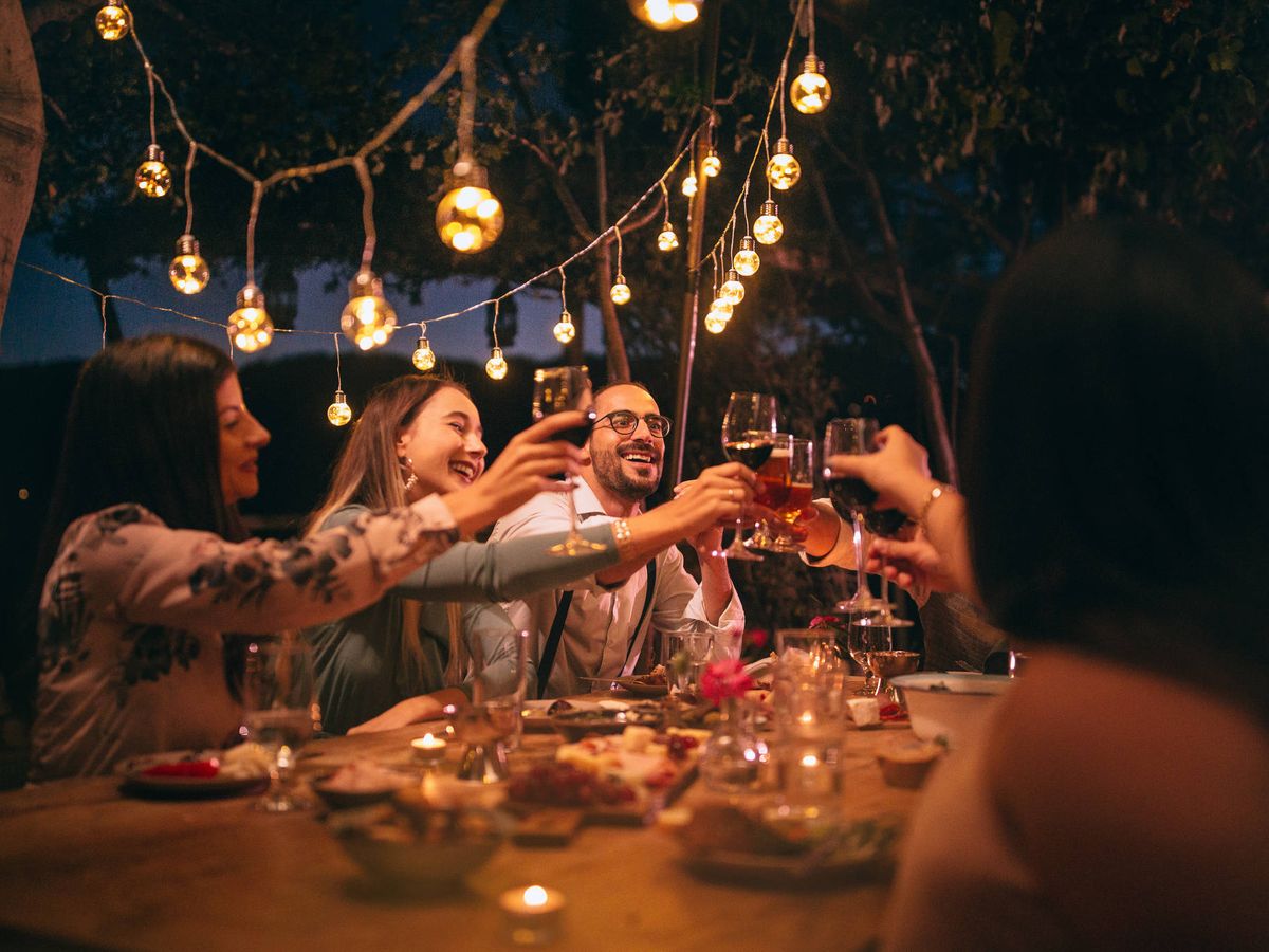 Foto: Cena de amigos al aire libre en verano (iStock)
