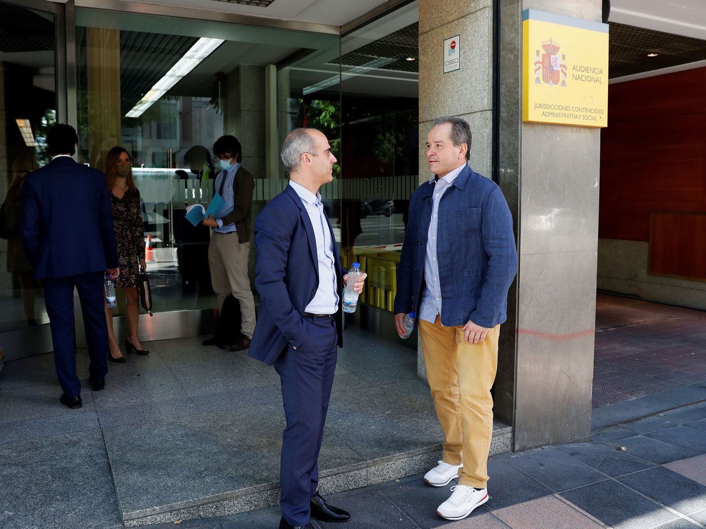 José Manuel Espejo (i), representante de Eva Navarro, conversa con Pablo Egurrola (d), padre de Damaris, en la entrada de la Audiencia Nacional. (EFE)