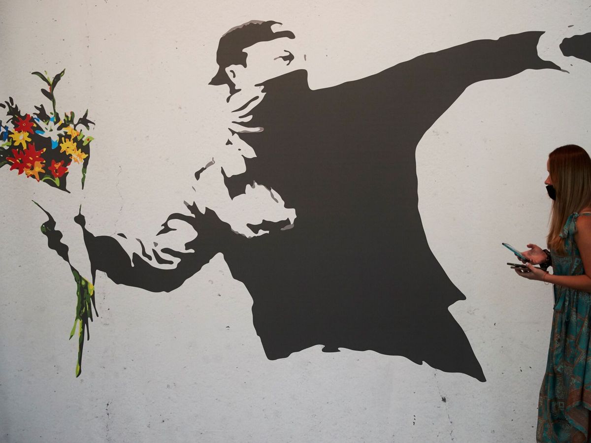 Foto: Arranca una pared de su local al darse cuenta de que hay pintada una obra de Banksy (EFE/Alejandro García)