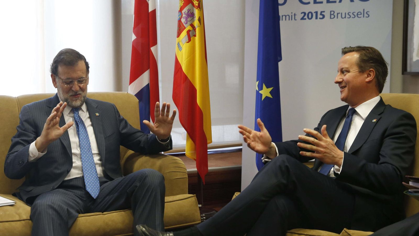 Foto: El presidente del Gobierno, Mariano Rajoy, conversa con el primer ministro británico, David Cameron. (Efe)