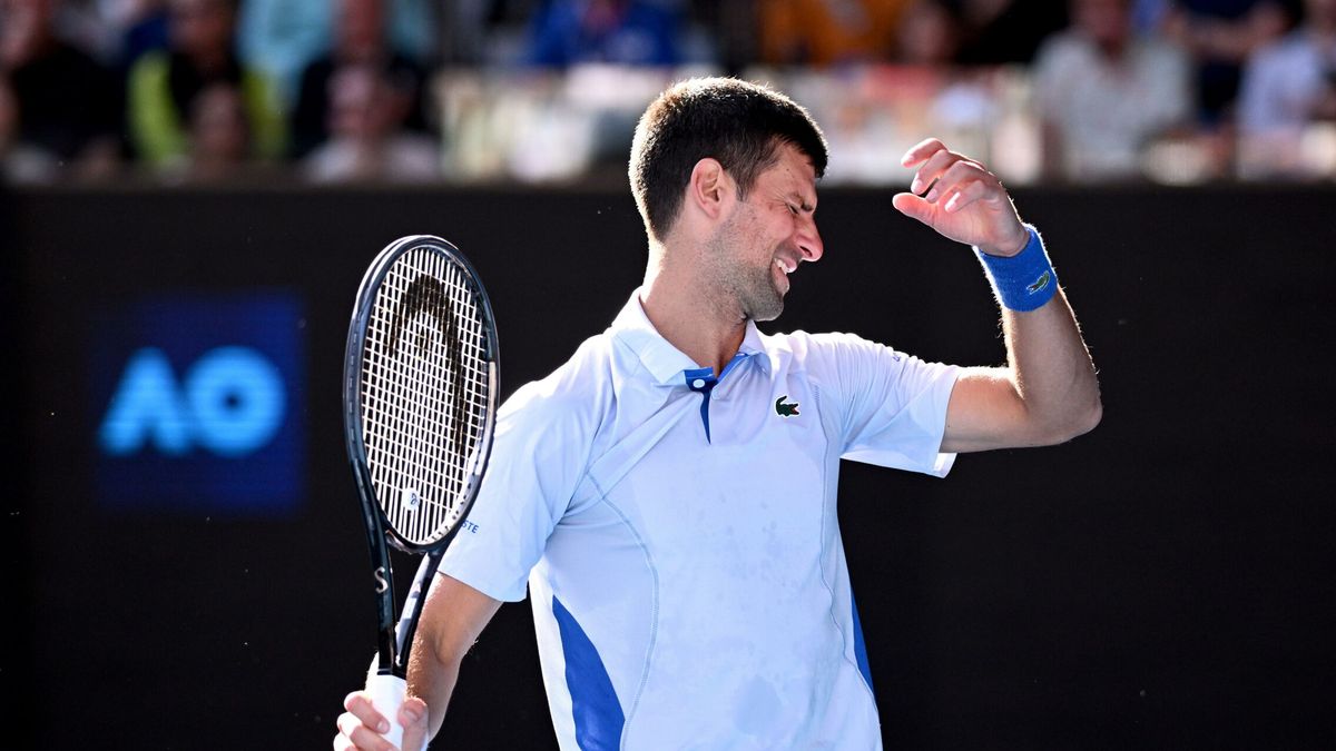 Djokovic paga su frustración con un raquetazo a un micrófono antes de caer eliminado en Australia