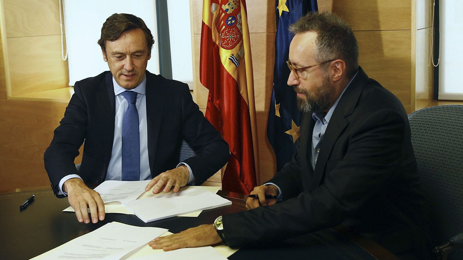 Foto: El portavoz del PP en el Congreso, Rafael Hernando, y el de Ciudadanos, Juan Carlos Girauta, durante la firma del acuerdo. (EFE)