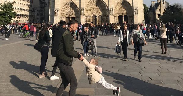 Foto: La imagen en la que se ve a un padre y su hija jugando delante de Notre Dame una hora antes del incendio (Foto: Twitter)