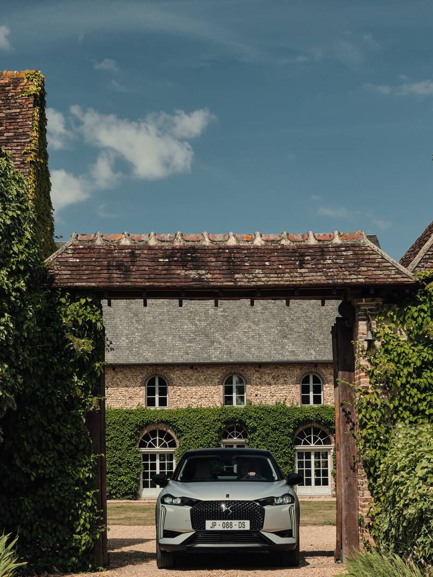 El DS 3 Esprit de Voyage viene marcado por un interior gris guijarro claro y está disponible en tres motores: 100% eléctrico, gasolina o diésel. (Cortesía)