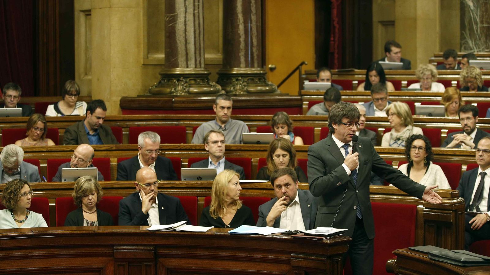 Foto: El presidente de la Generalitat, Carles Puigdemont, en el Parlamento catalán. (EFE)