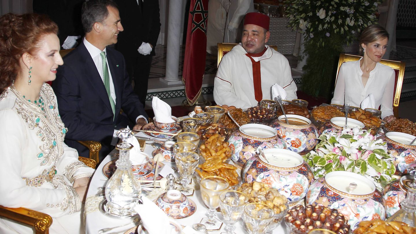 Los Reyes de España cenando con Mohamed y Lalla Salma. (Gtres)
