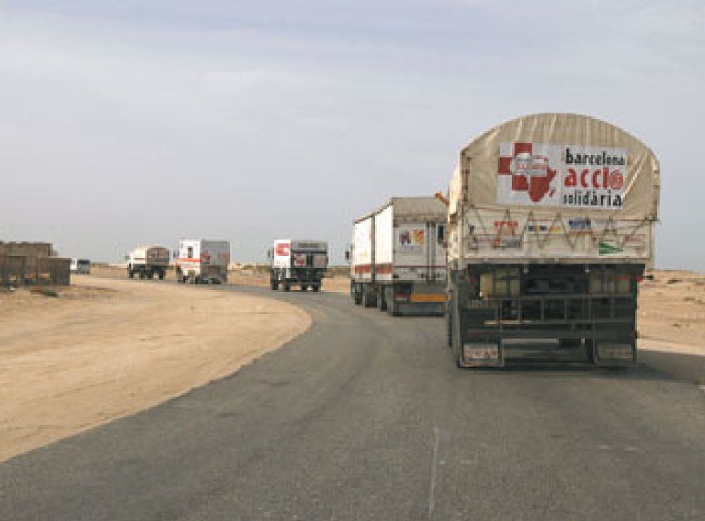 Foto: Policía y Ejército de Senegal escoltan la caravana solidaria para evitar nuevos incidentes