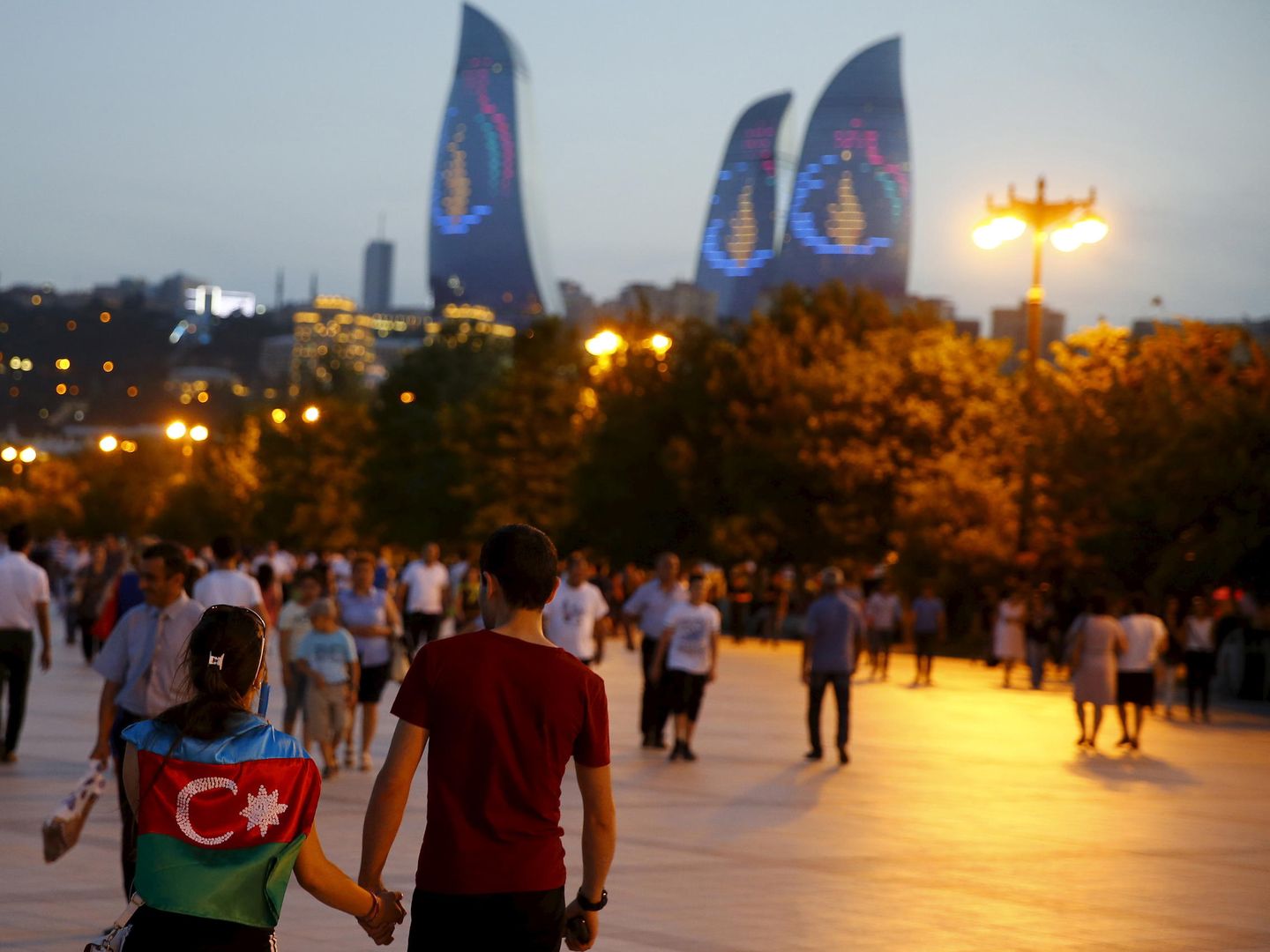 Una pareja camina por el centro de Bakú, en junio de 2015 (Reuters)