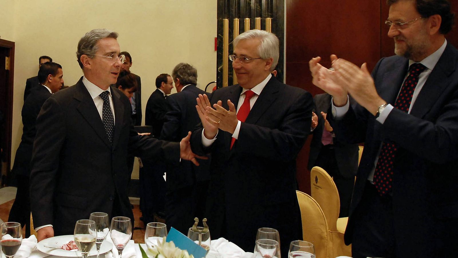 Foto: Ariza (c), ejerciendo como anfitrión de Álvaro Uribe junto a Mariano Rajoy en 2010. (EFE)