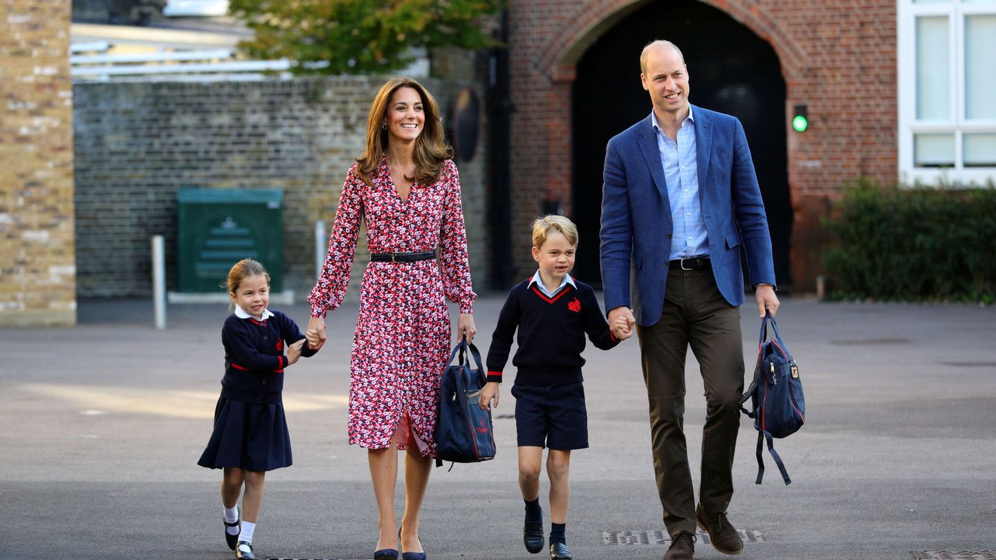 Los duques de Cambridge, acompañando a sus hijos el primer día de colegio. (Reuters)