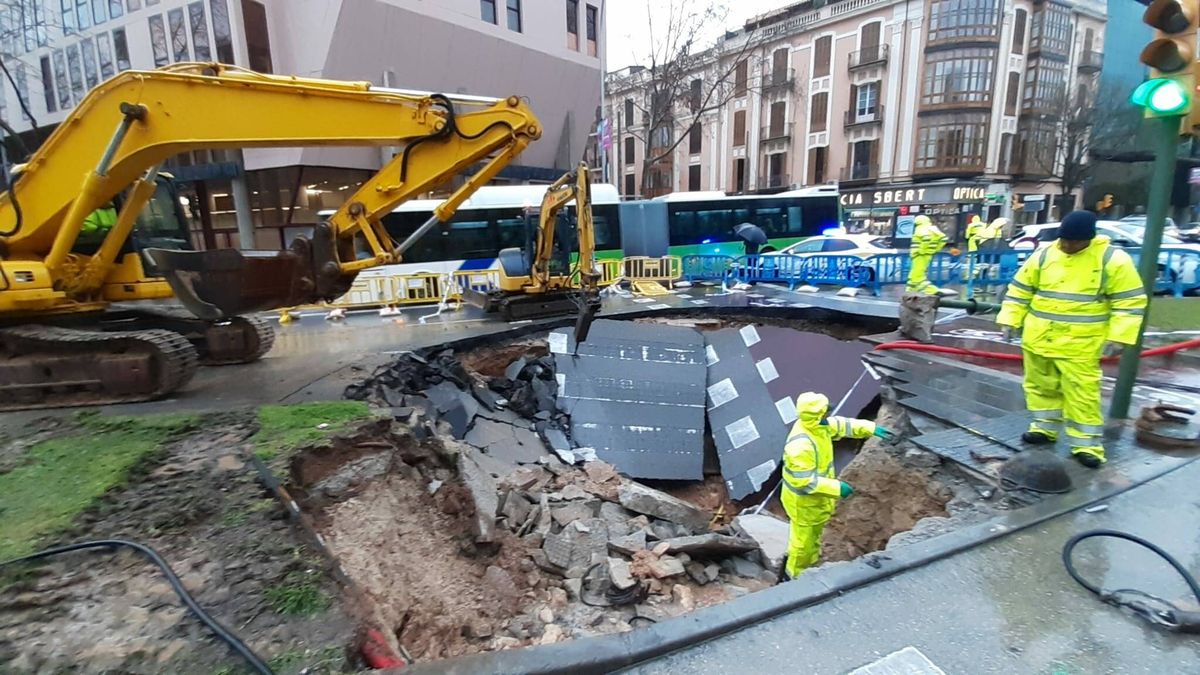 La lluvia provoca un enorme socavón en Mallorca: el asfalto de las Avenidas de Palma se hunde