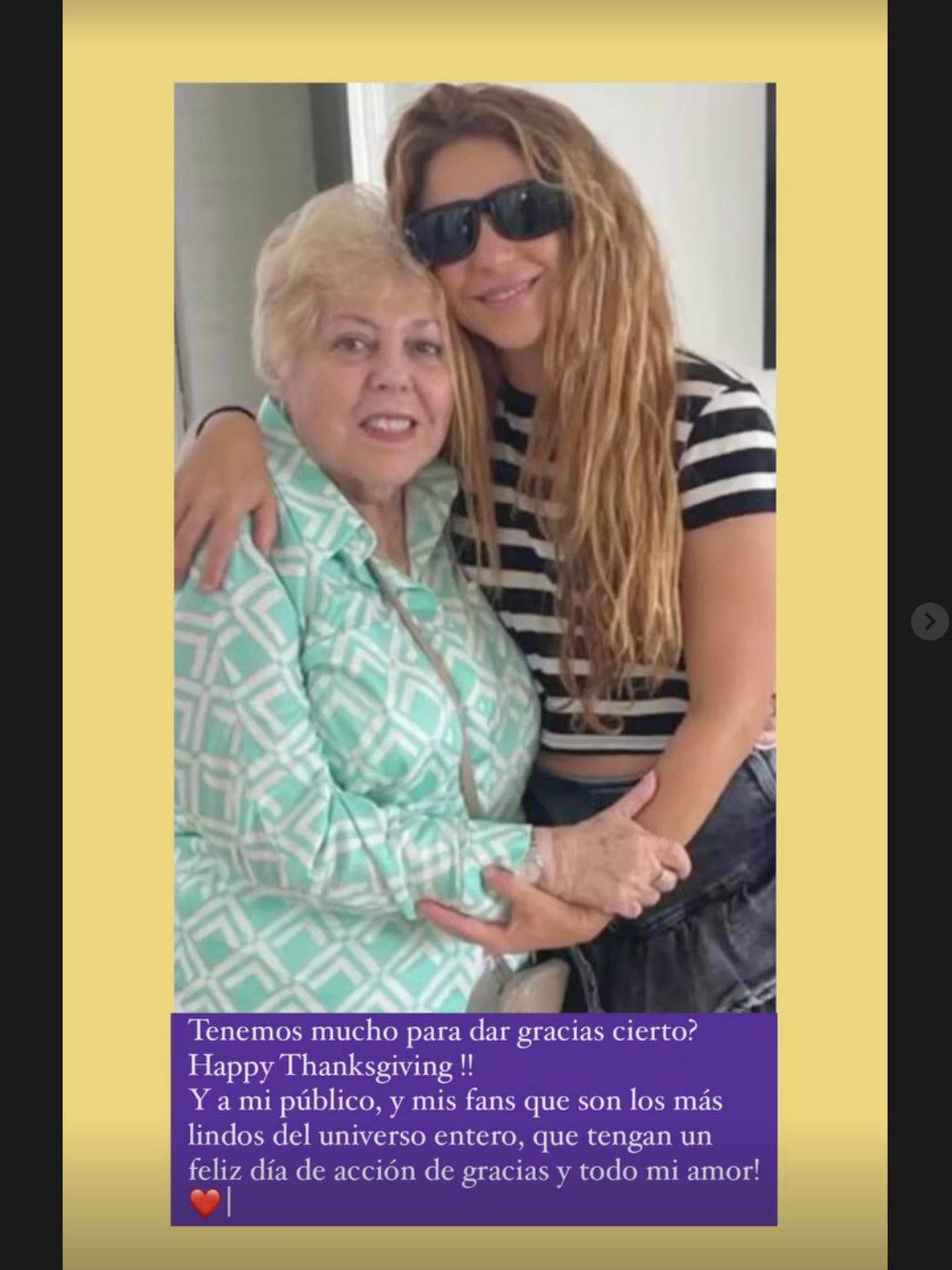 Shakira abraza a su madre en un momento de su story. (Instagram/@shakira)