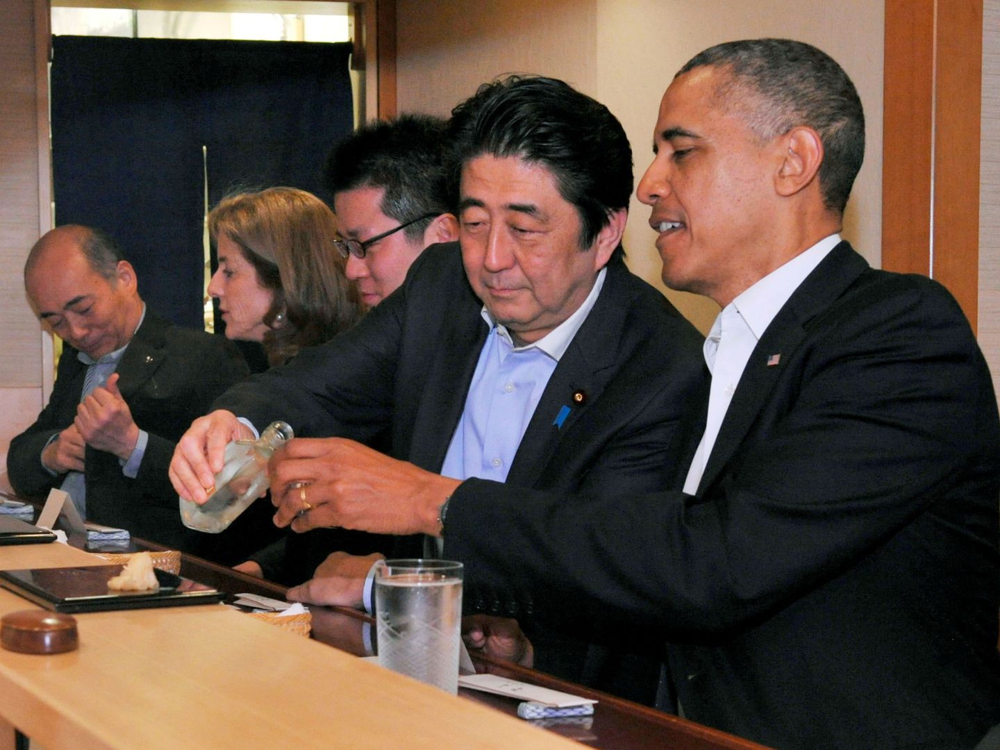Shinzo Abe y Barack Obama en el Sushi Jiro. (Reuters)