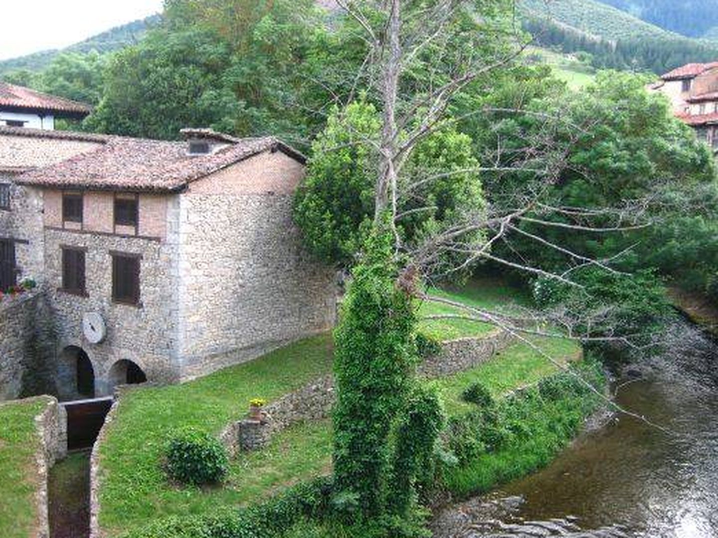 Así es Potes, con casonas y río. (Foto: Turismo de Cantabria)