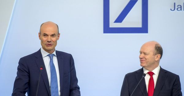 Foto: El presidente de la junta directiva de Deutsche Bank, John Cryan (dcha), y el director financiero de la entidad, Marcus Schenck. (EFE)