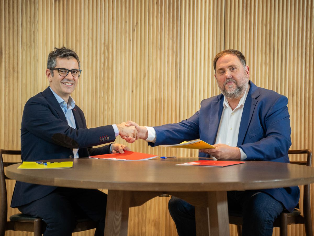 Foto: Félix Bolaños y Oriol Junqueras firman el pacto de investidura. (EFE/Gerard Magrinya)