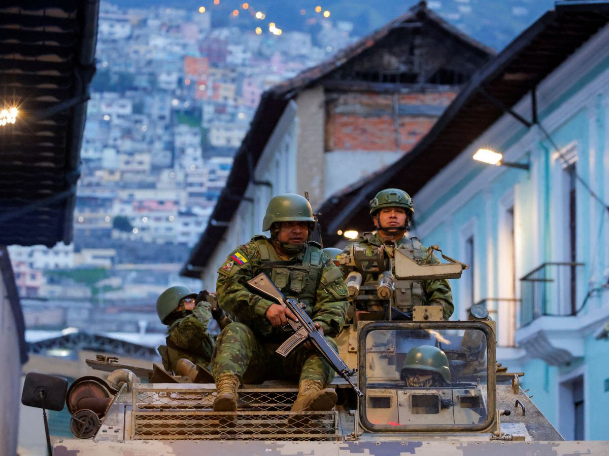 Foto: Una patrulla de seguridad en el centro de Ecuador. (Reuters/Karen Toro)