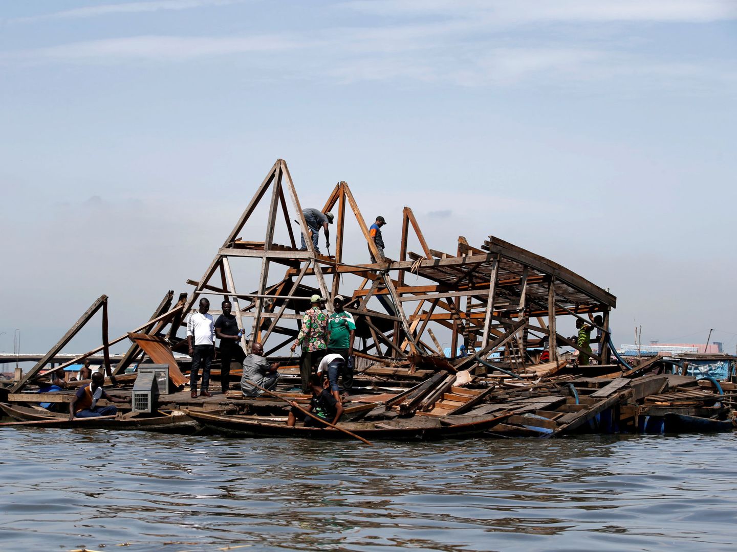 El colegio flotante de Makoko, derrumbado tras una tormenta. (Reuters)