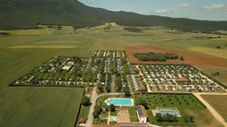 El camping de Navarra ideal para este otoño: bungalows con calefacción junto a una montaña de 1.418 metros