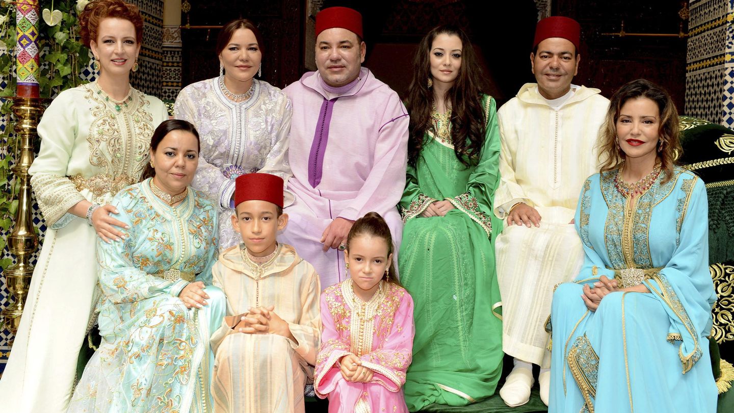 El rey Mohamed VI y Lalla Salma en una foto de familia en la que aparece la princesa Lalla Khadija en la parte inferior central. (EFE)