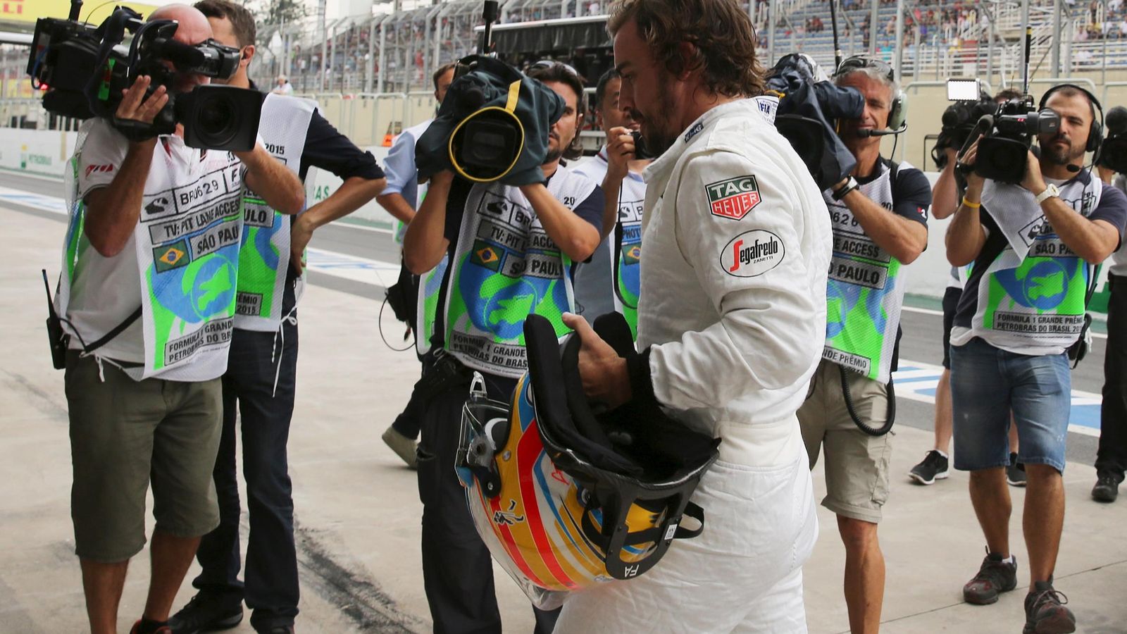 Foto: Fernando Alonso camina por el 'pit lane' (Reuters)