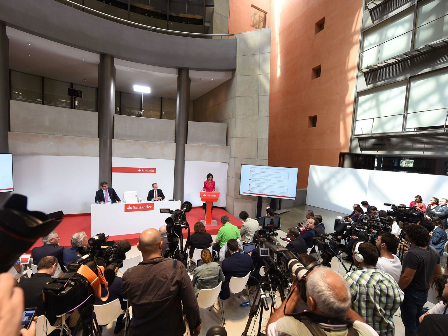 La presidenta del Banco Santander, Ana Botín (fondo, d), en la presentación de la compra del Popular el 7 de junio de 2017. (EFE)