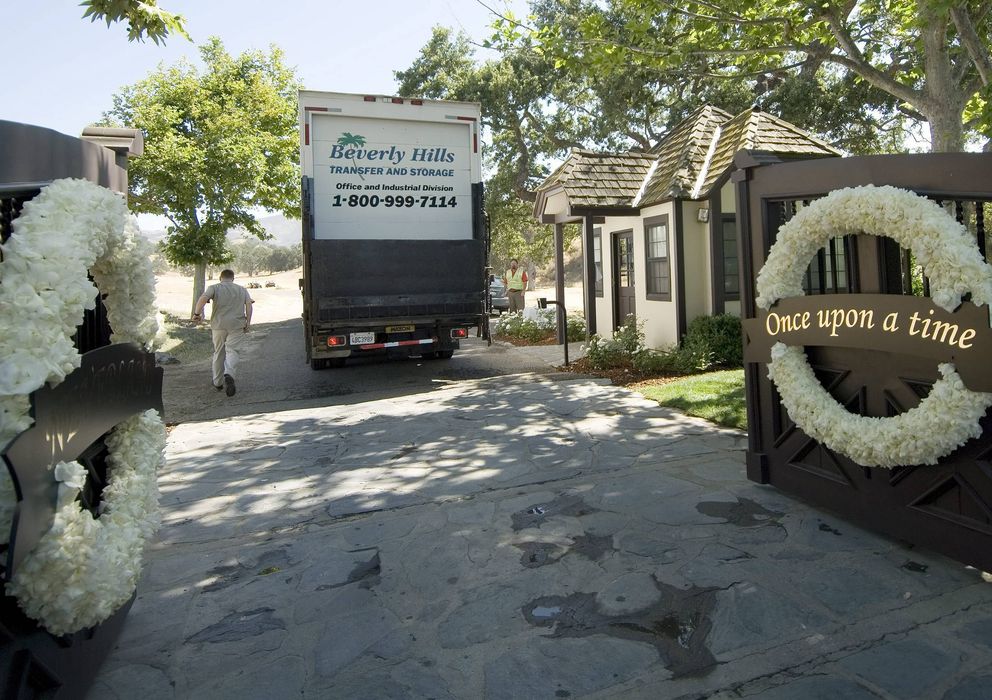 Foto: Un camión de mudanzas entra en Neverland días después de la muerte de Jacko. (EFE)