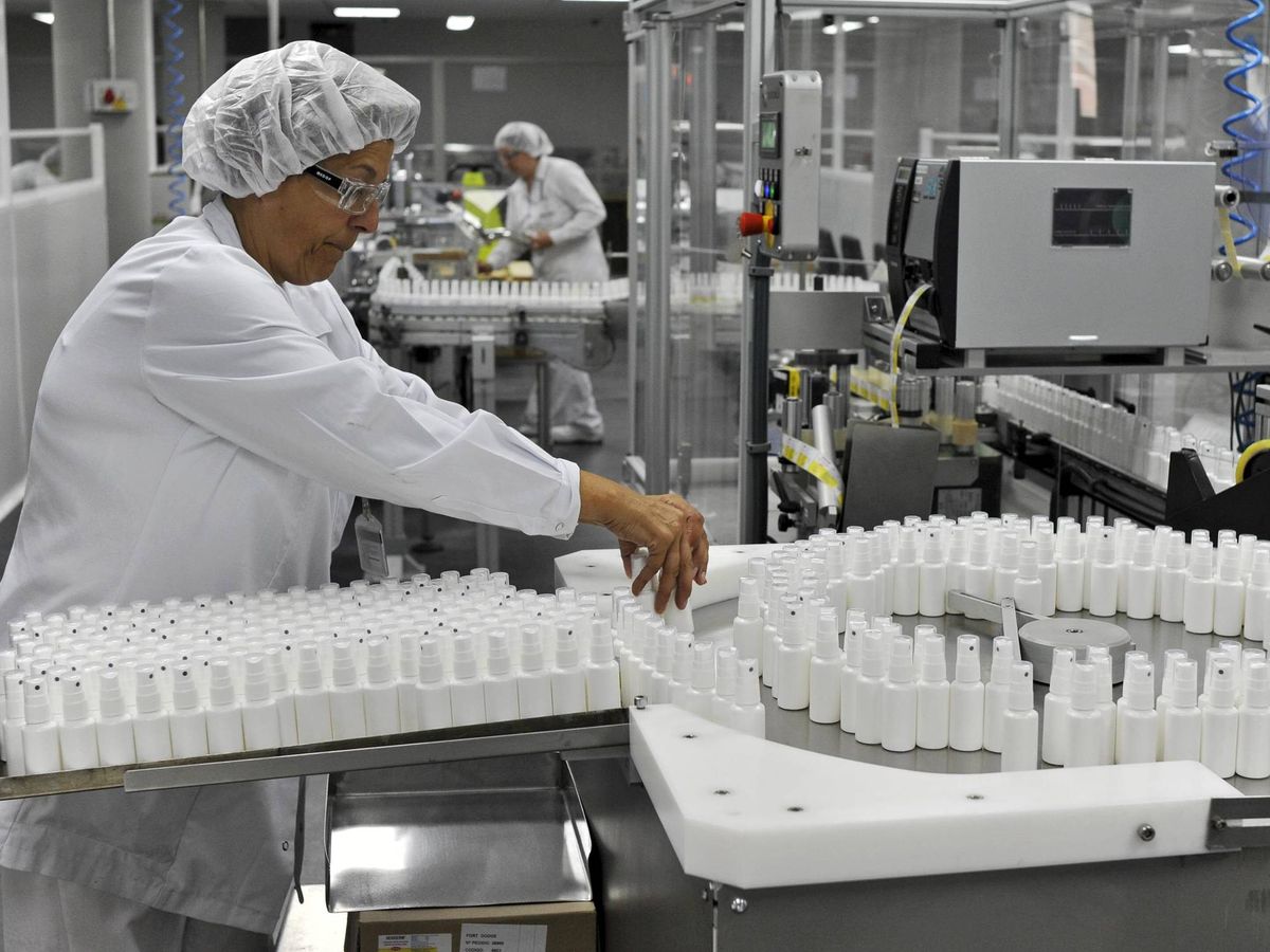 Foto: Dos mujeres trabajan en una planta de la farmacéutica Pfizer. (EFE)