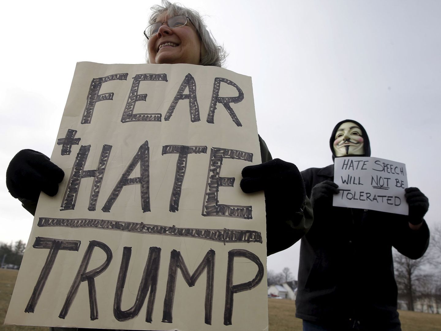 Manifestantes protestan contra un evento de la campaña de Donald Trump en Muscatine, Iowa, el 20 de enero de 2016 (Reuters)