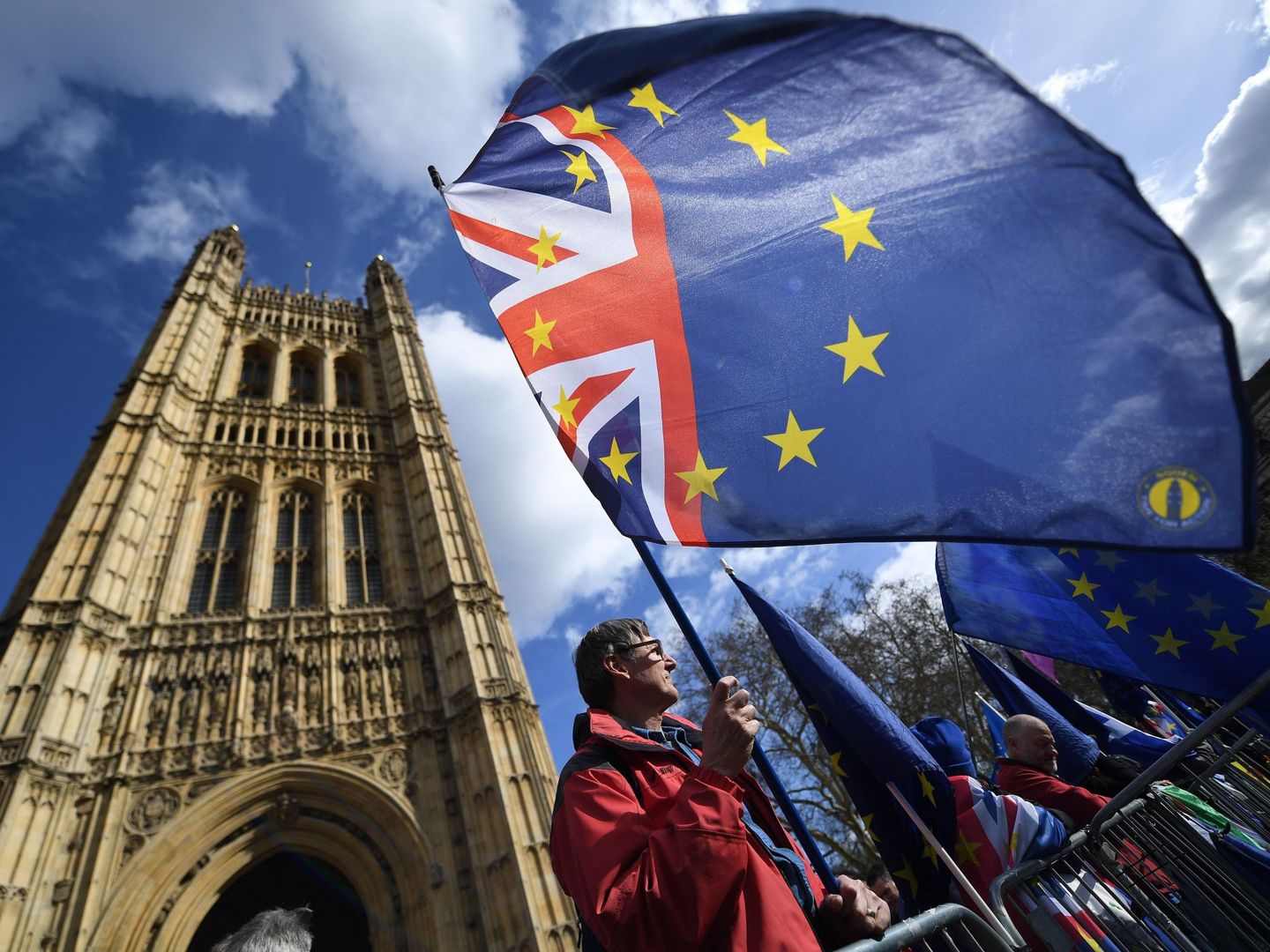 Un manifestante anti 'brexit' participa en una protesta en el exterior del Parlamento en Londres