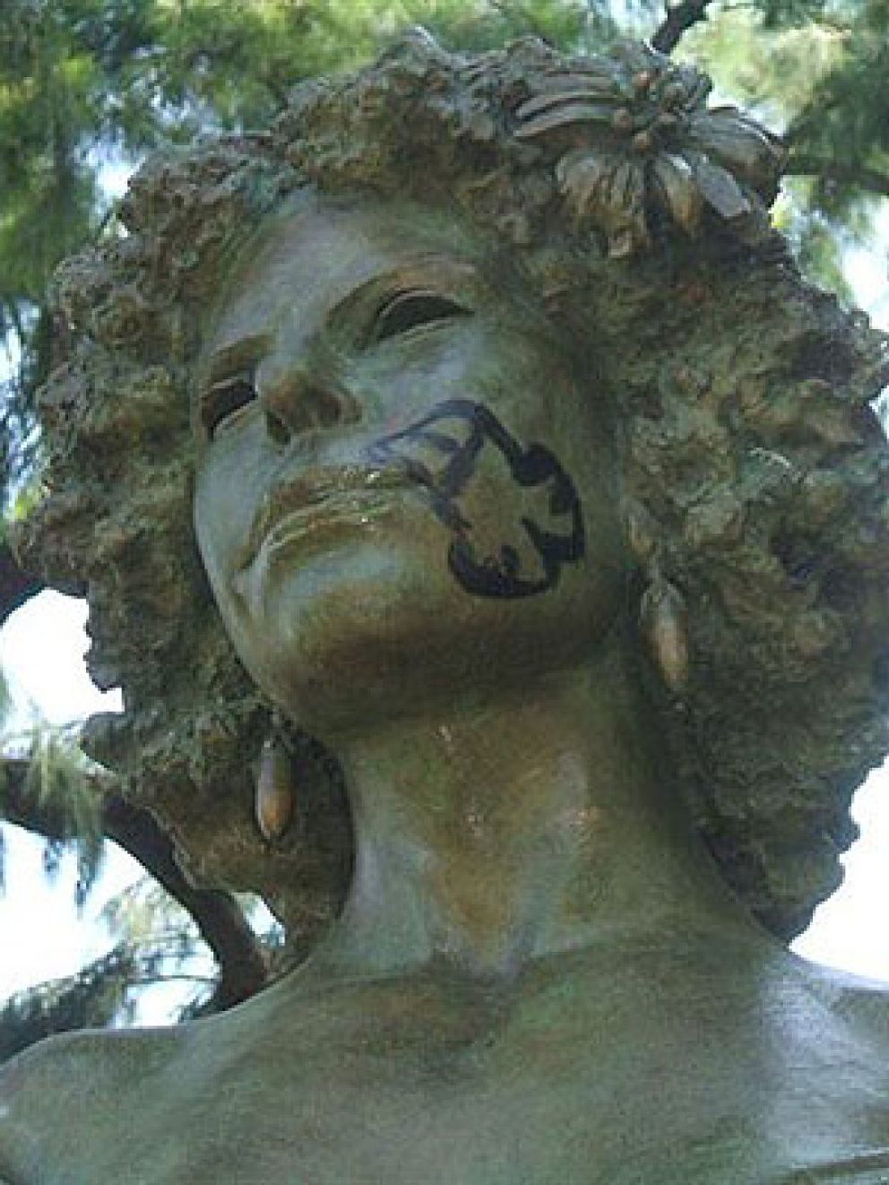 Foto: Las pintadas vandálicas ya 'decoran' la estatua de la Duquesa de Alba en Sevilla