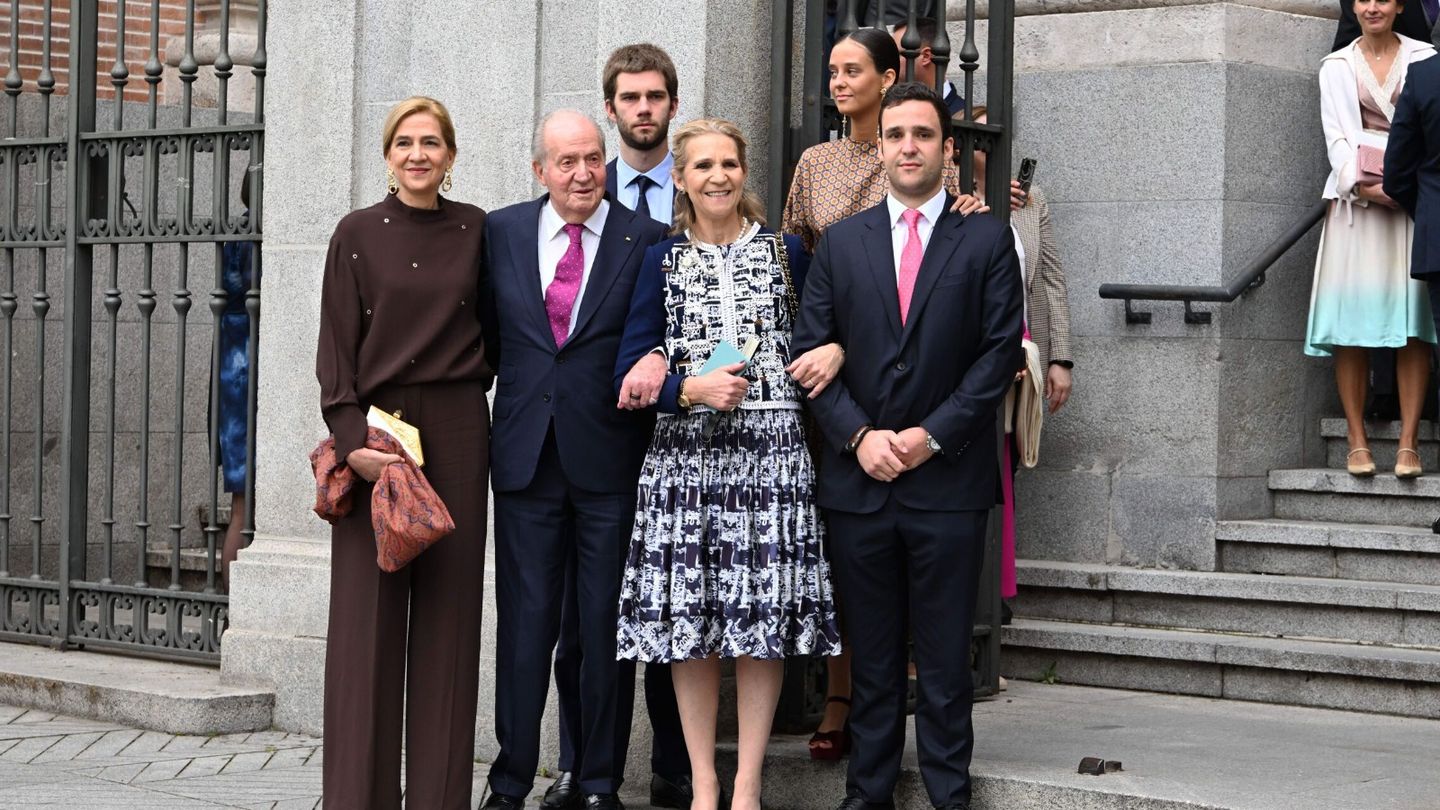 El rey Juan Carlos I con su familia en la entrada de la iglesia. (Europa Press)