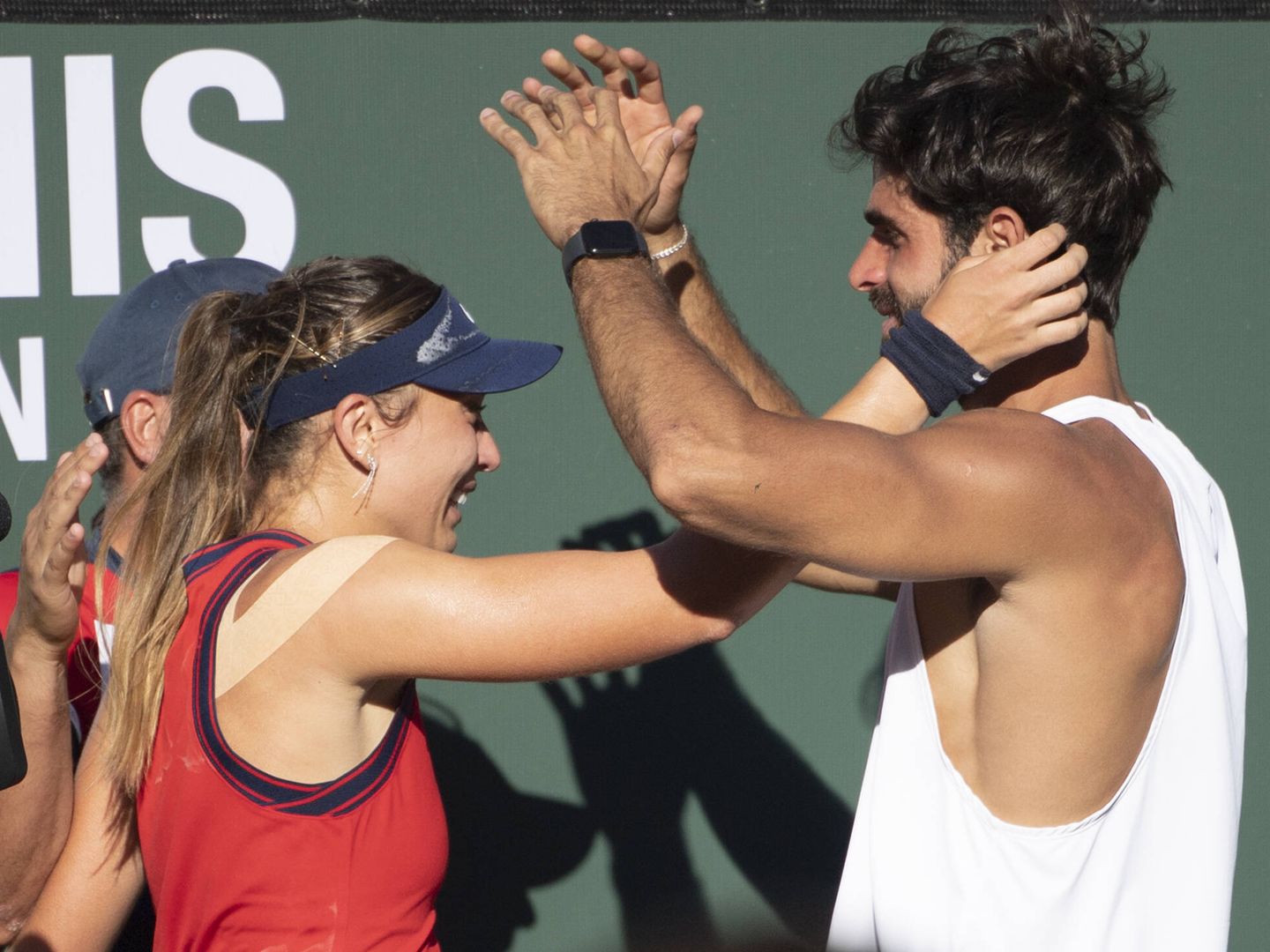 Paula Badosa y Juan Betancourt se abrazan tras ganar ella en Indian Wells. (Gtres)