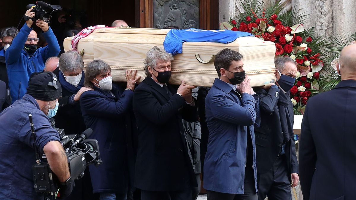 Roban en casa de Paolo Rossi durante su emotivo entierro en la catedral de Vicenza